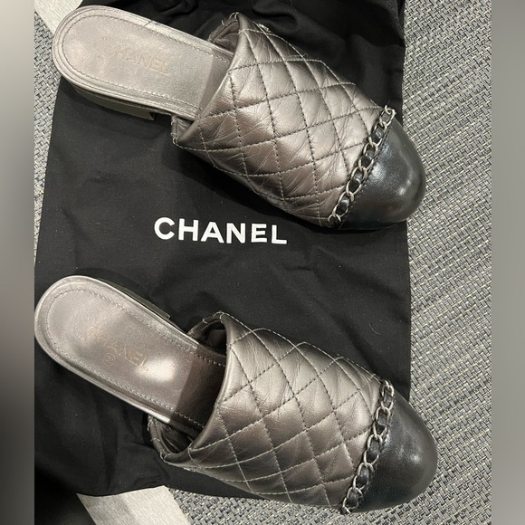 CHANEL DK SILVER / black Mules 2017 C9981 chain detail size 35 EUC - Picture 2 of 12